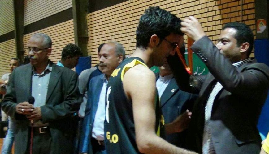 اعطای گردن آویز قهرمانی تیم جبیر ، به دست شهردار قشم