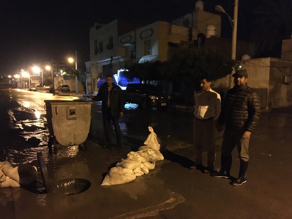 بارگیری کیسه های ماسه به درب منازل محله چابهاربا حضور دکتر میردادی