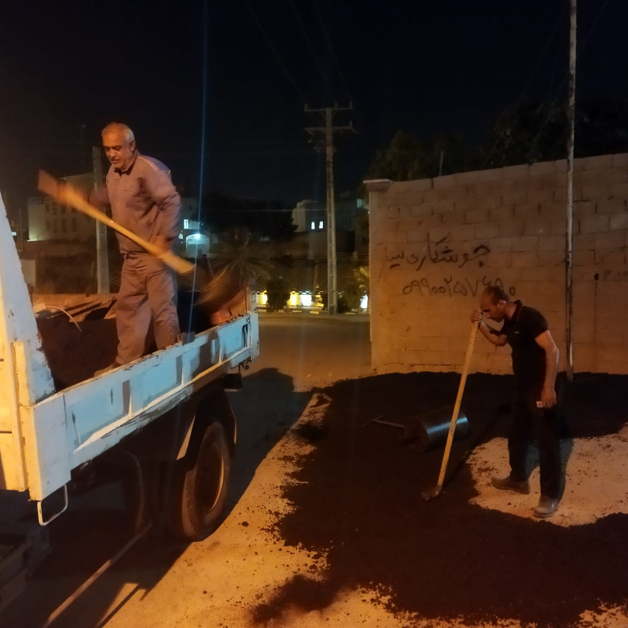 خدمت در دل شب/ آسفالت سرد گرمابخش قلب محلات قشم شد