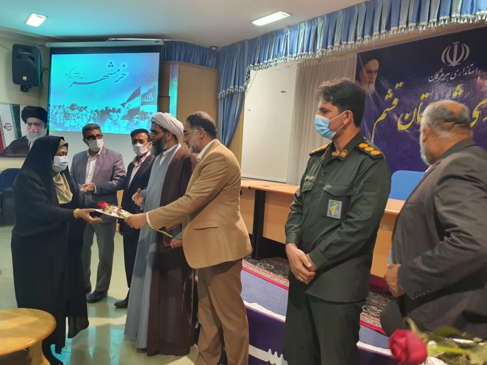 مسوول روابط عمومی شهرداری و شورای اسلامی شهر قشم تجلیل شد