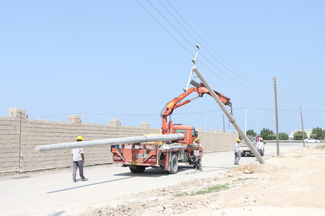 احداث شبکه فشار متوسط هوایی برای تامین برق پایانه غدیر شهرداری قشم