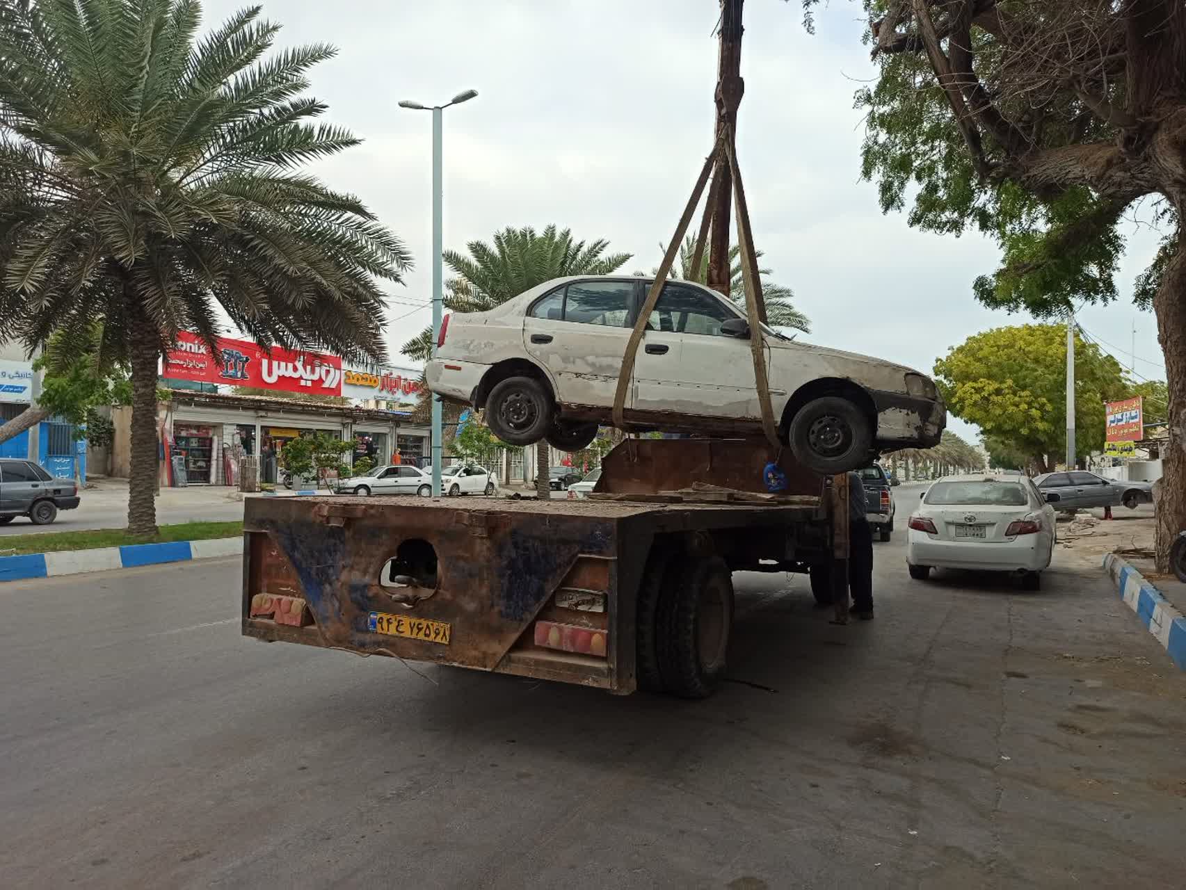 جمع آوری خودروهای فرسوده و رها شده در قشم آغاز شد