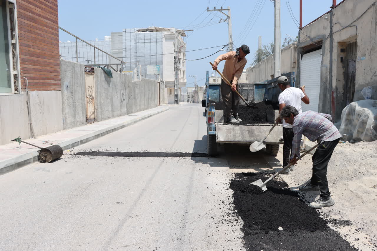 لکه‌گیری آسفالت کوچه سلمان ۴ انجام شد