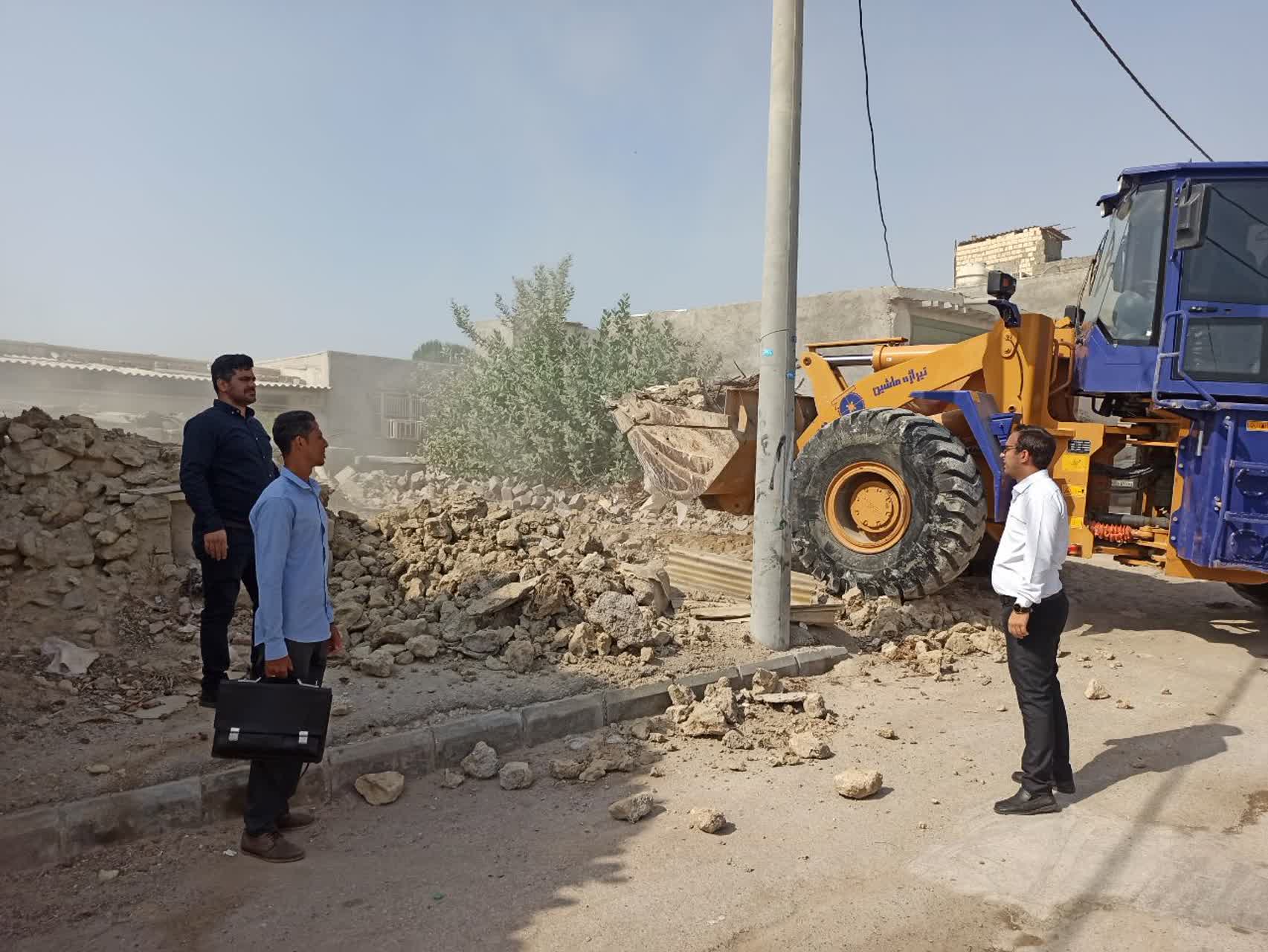 بنای فرسوده محله چاهتنگو شهر قشم رفع خطر شد