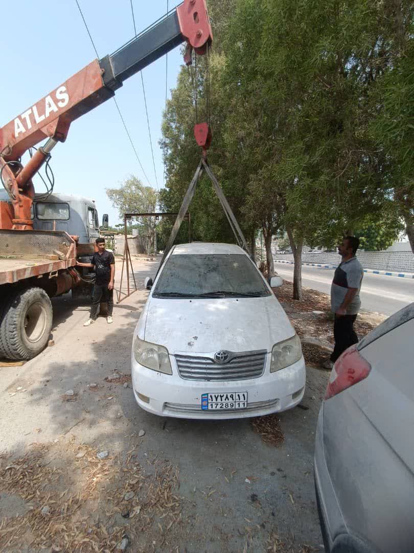 رفع سد معبر خودروهای فرسوده رها شده در سطح شهر قشم