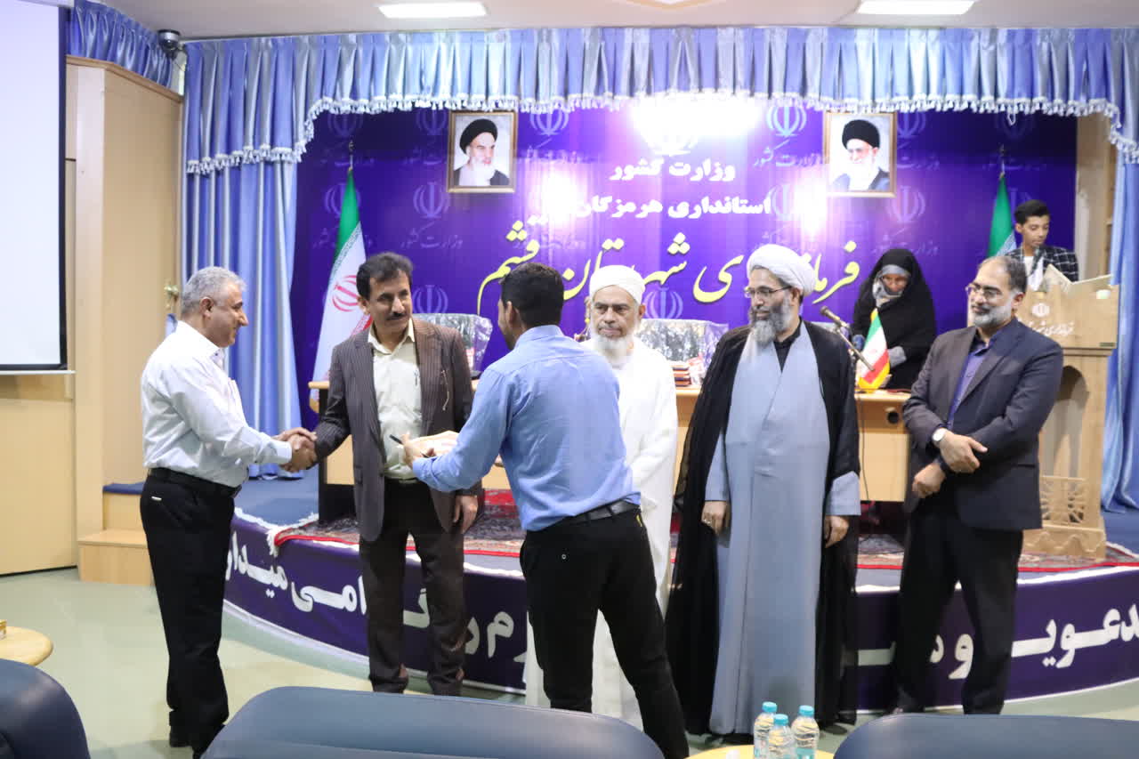 «محمدی» کارمند نمونه شهرداری قشم شد