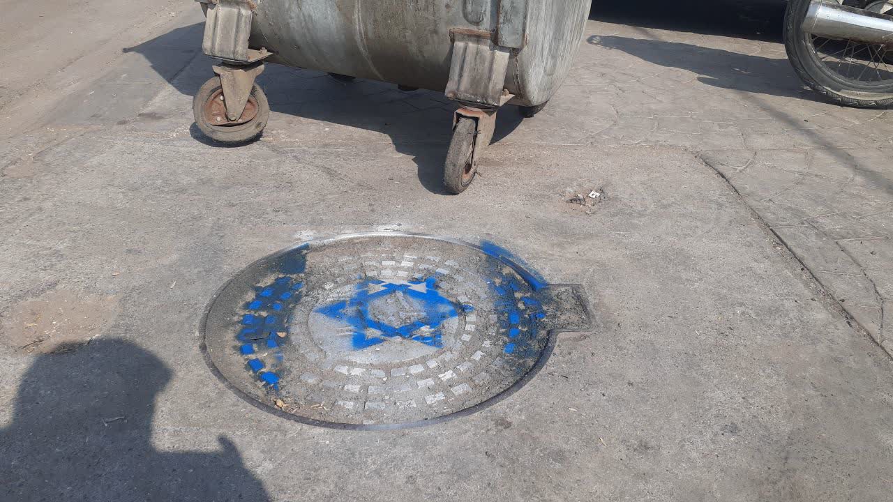 پرچم اسرائیل بر دریچه‌های فاضلاب شهر قشم