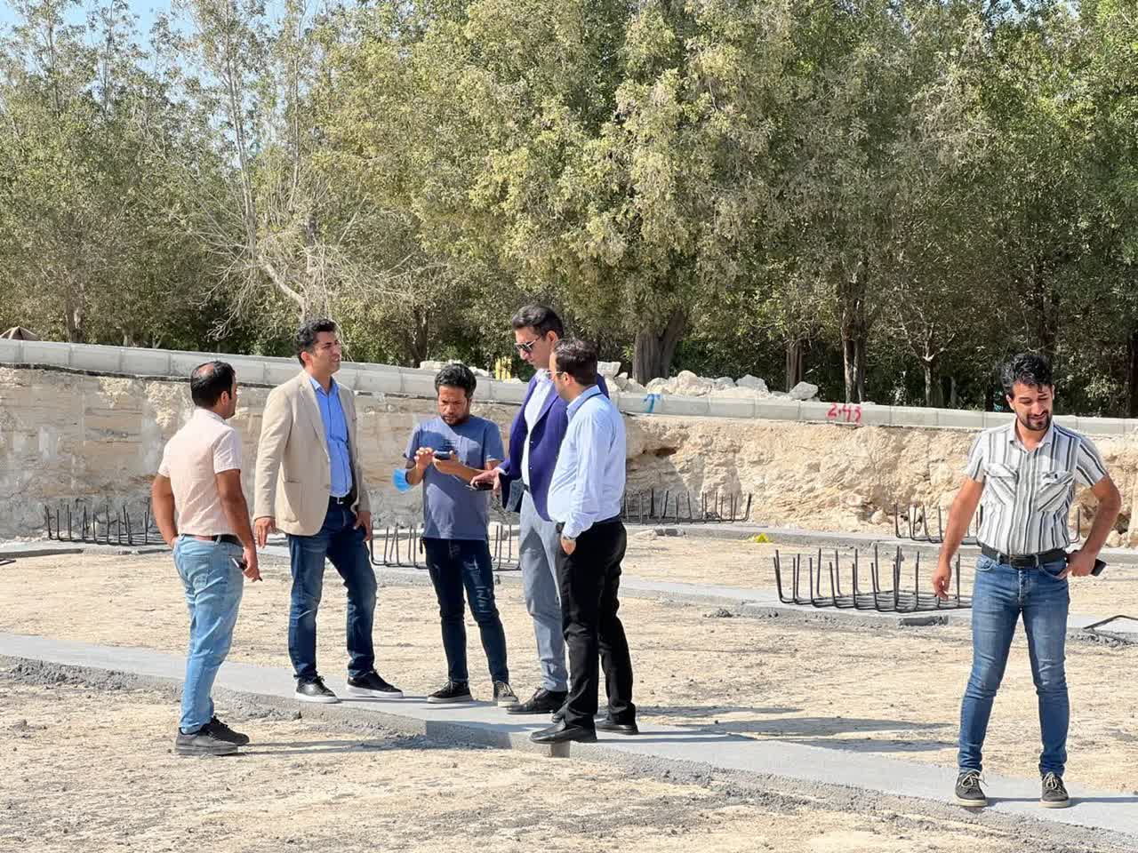 بازدید مسئولان شهرداری قشم از روند احداث سالن ورزشی چند منظوره