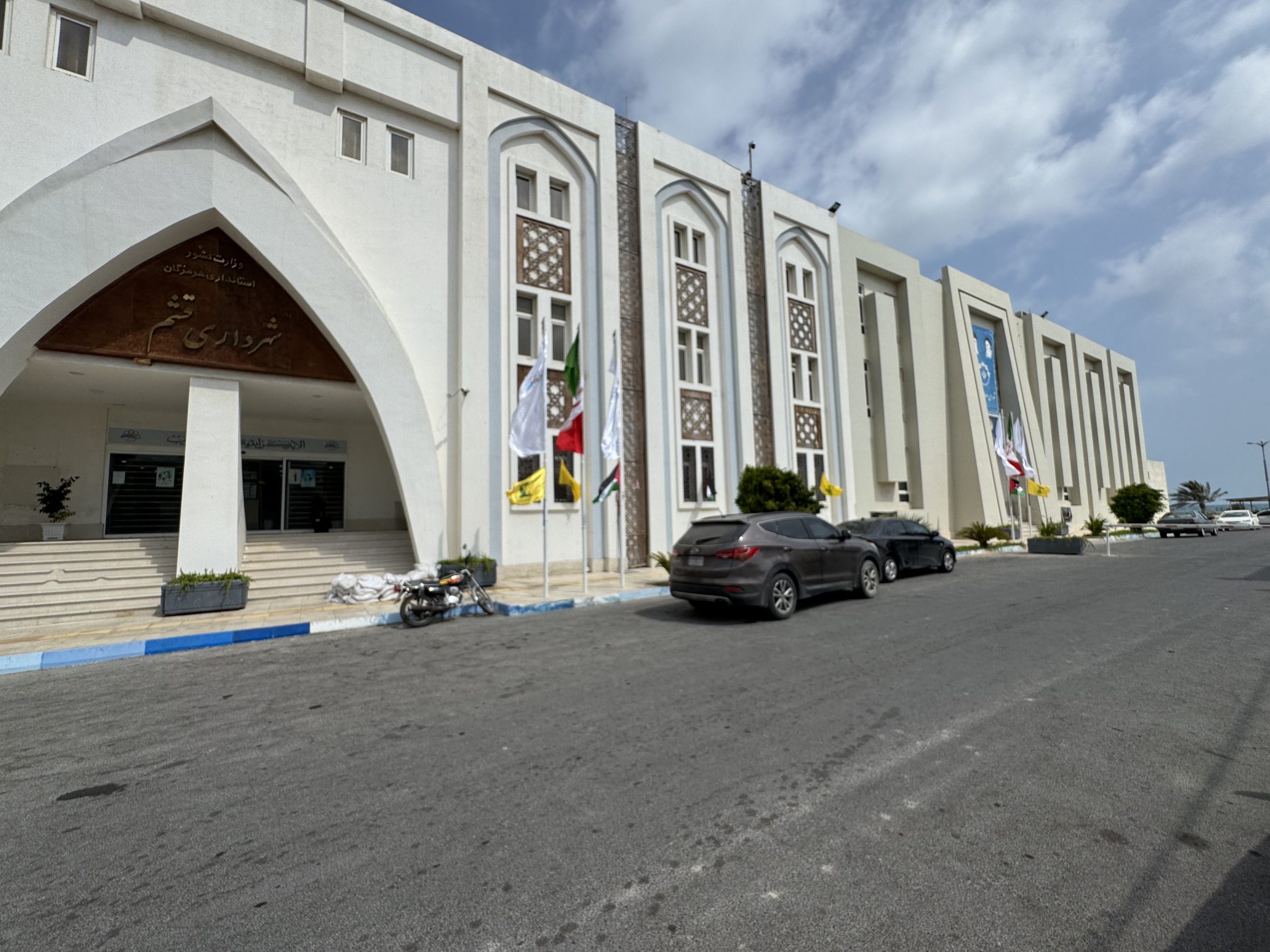 پرچم حزب الله و فلسطین در شهرداری قشم برافراشته شد