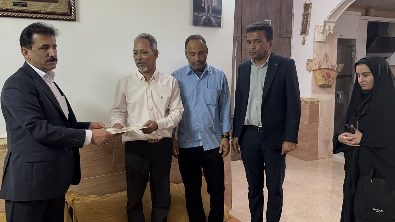 تکریم خانواده های شاهد و ایثارگر توسط شهردار قشم به مناسبت هفته دفاع مقدس