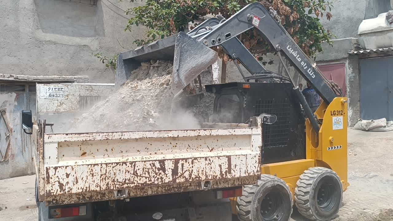 ماهیانه ۵۰۰ تن نخاله ساختمانی از مناطق مختلف قشم جمع آوری میشود