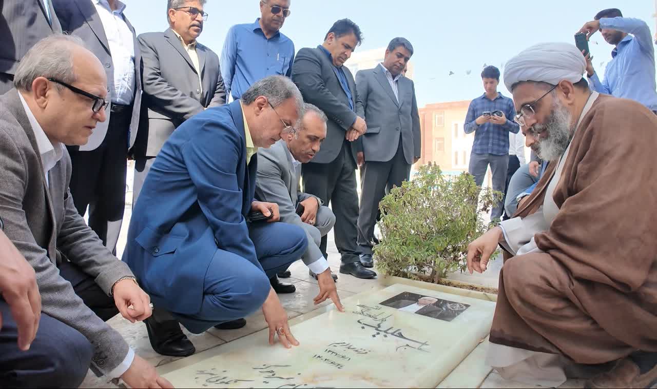 روایت خدمت| عطرافشانی گلزار شهدا و ادای احترام به مزار رئیس فقید شورای اسلامی شهر قشم در هفته دولت ۱۴۰۴