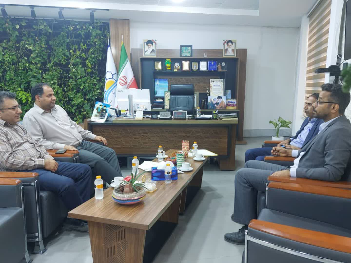 جلسه بررسی مشکلات مسکن مهر قشم با حضور مسئولان استانی