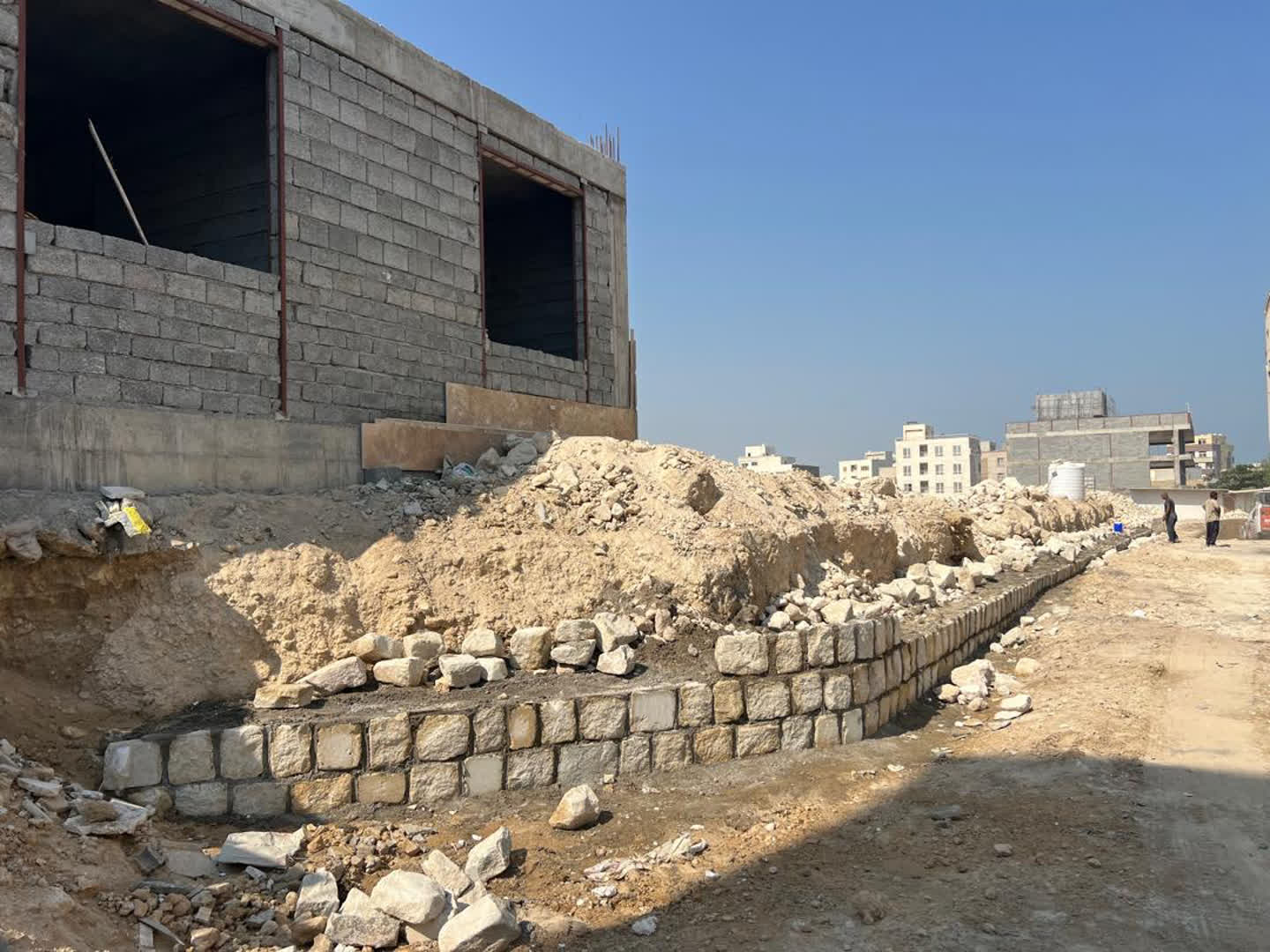 اجرای دیوار مالون ضلع شرقی ورزشگاه نریمان قشم در حال انجام است