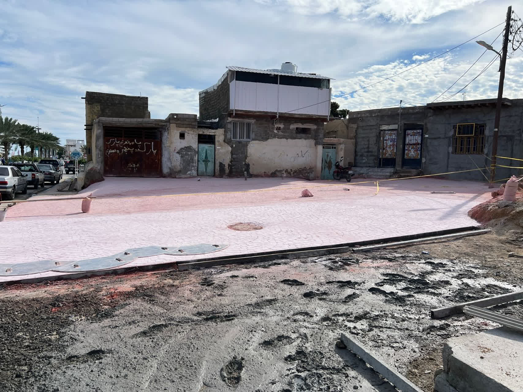 جرای بتن دکوراتیو برای بهسازی پیاده‌روهای محله کووه‌ای شهر قشم